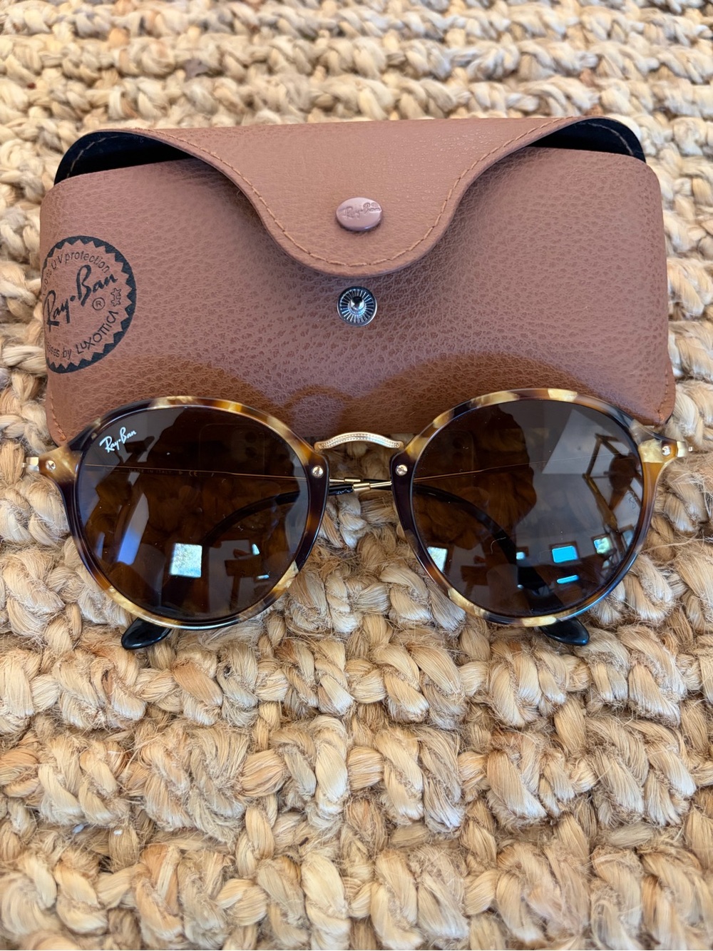 Ray-Ban Round Fleck Tortoise Gold Sunglasses With Case
